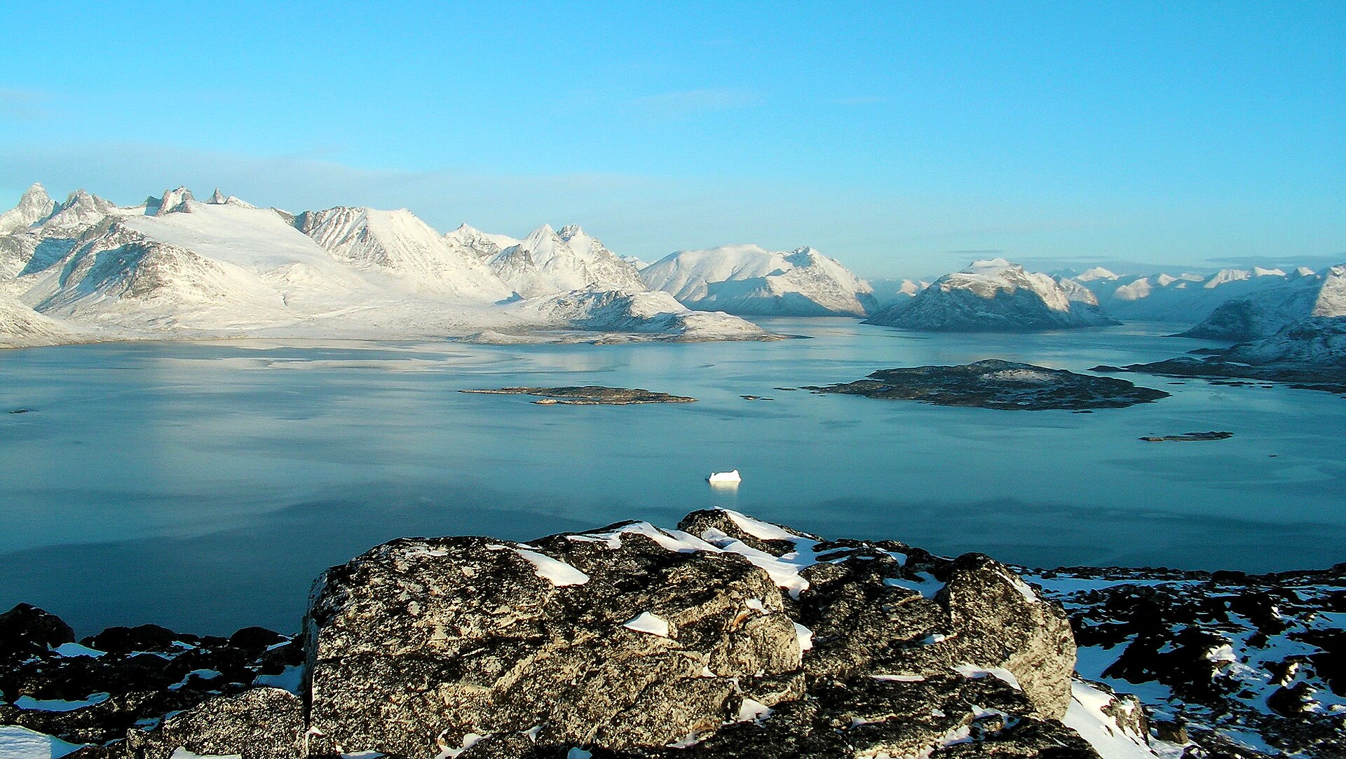 Montagnes et fjord au Groenland