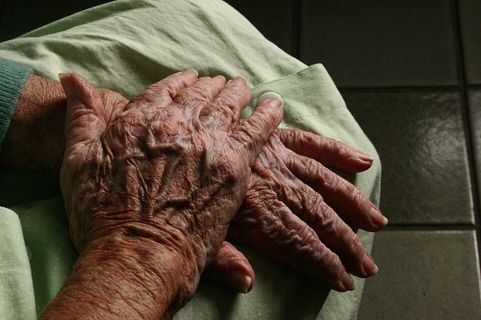 Mains d’une personne âgée